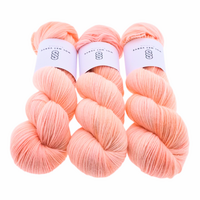 Handgeverfde wol garen Basic Sock 4-ply in kleur soft pink en peach
