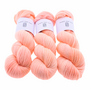 Handgeverfde wol garen Basic Sock 4-ply in kleur soft pink en peach